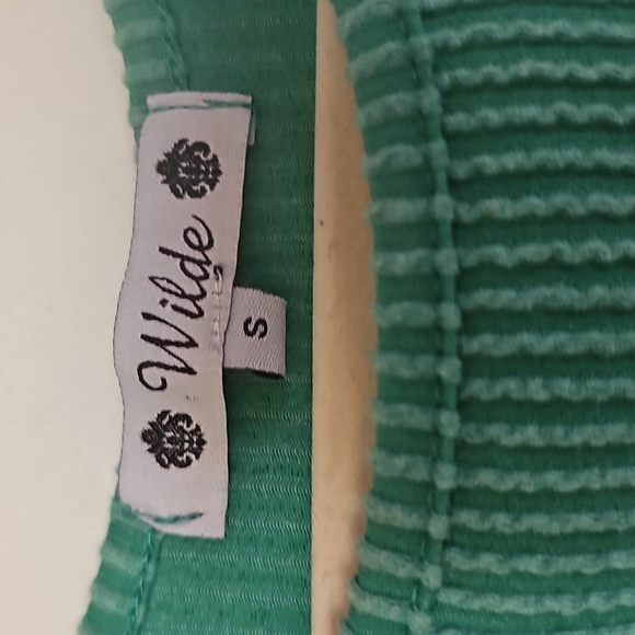 WILDE top In Size Small. Green Ribbed Button-Detail Top. - Picture 3 of 5